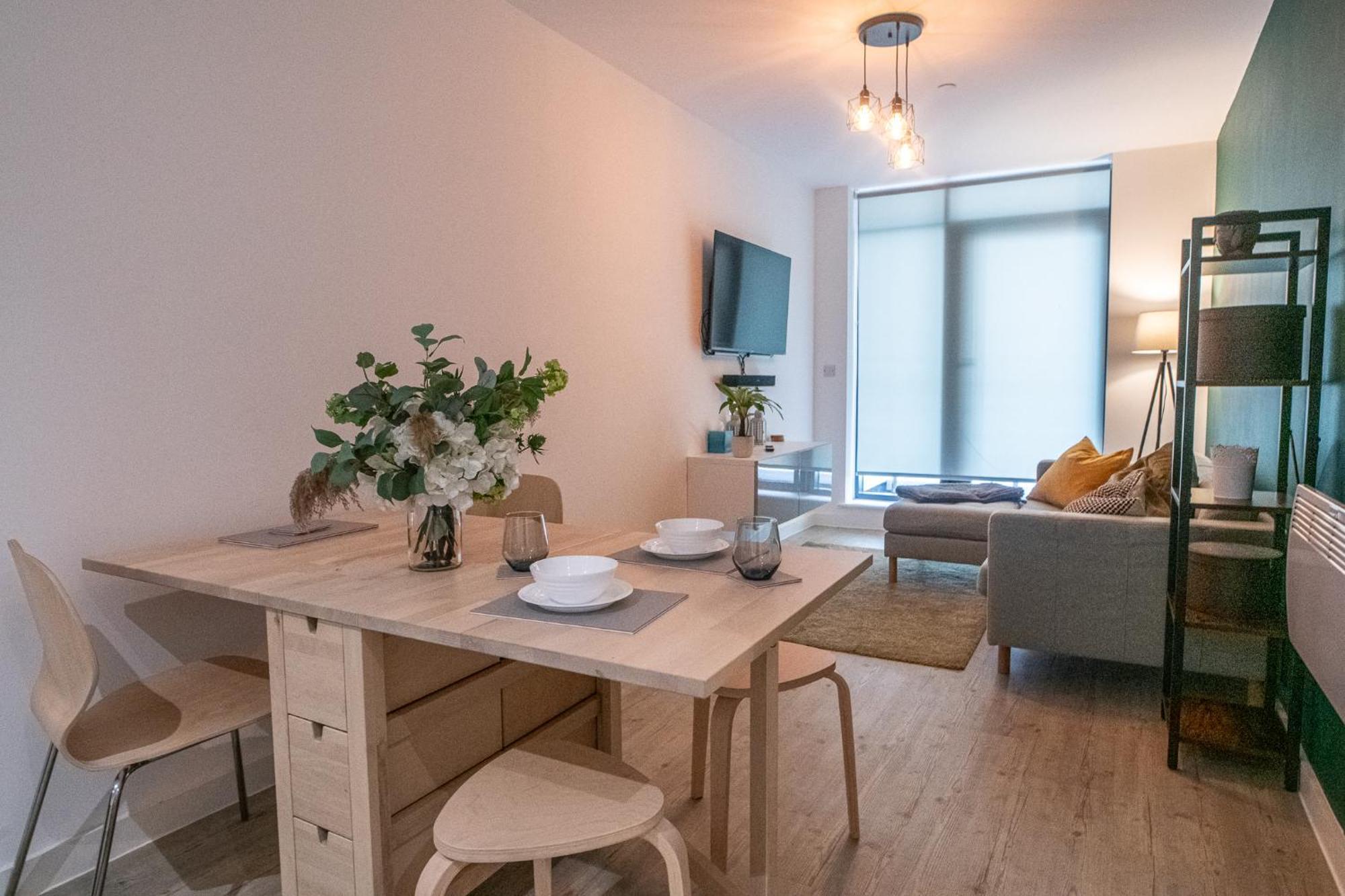 Modern And Spacious Apartment In Salford Quays Манчестер Экстерьер фото