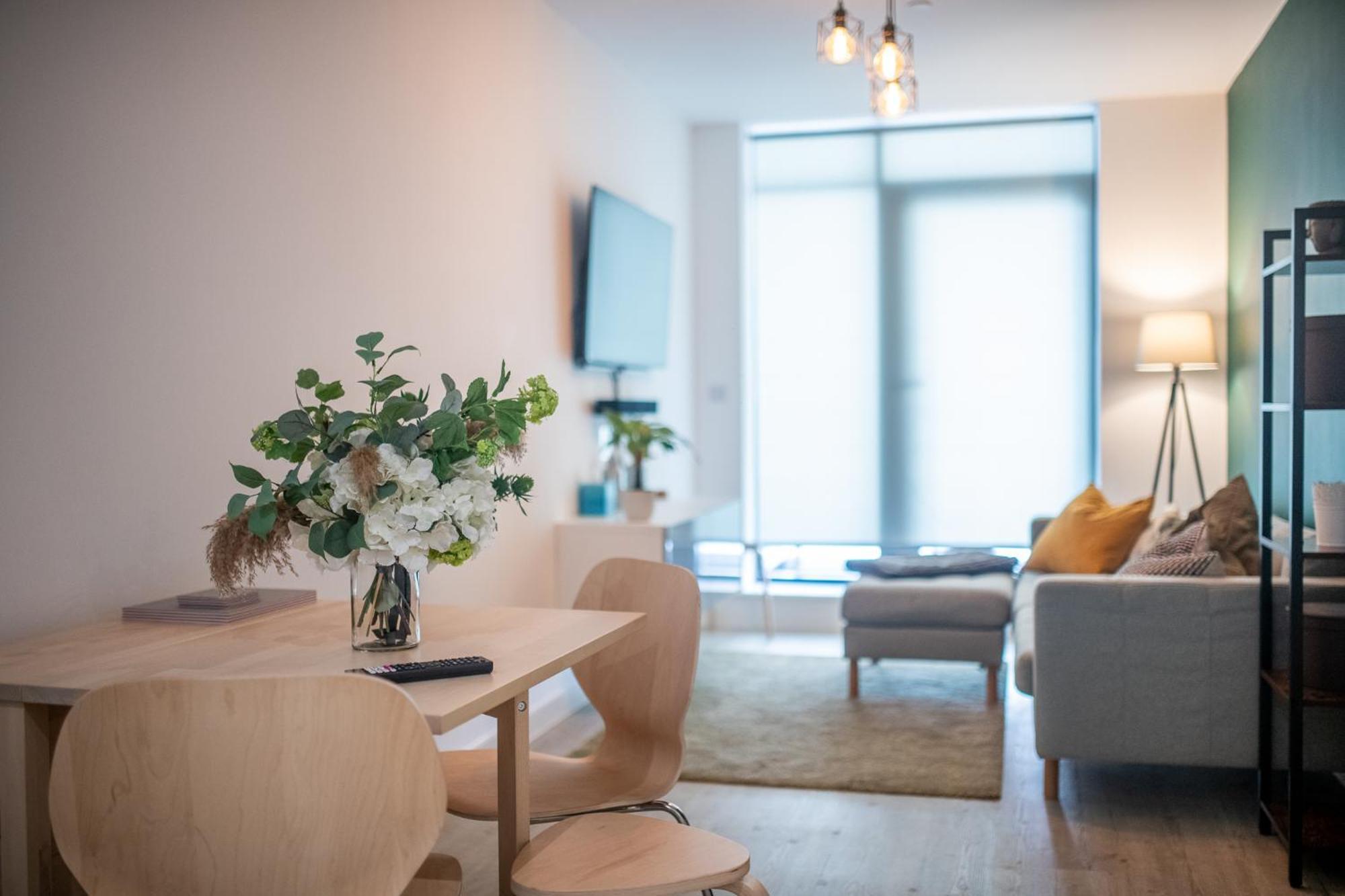 Modern And Spacious Apartment In Salford Quays Манчестер Экстерьер фото
