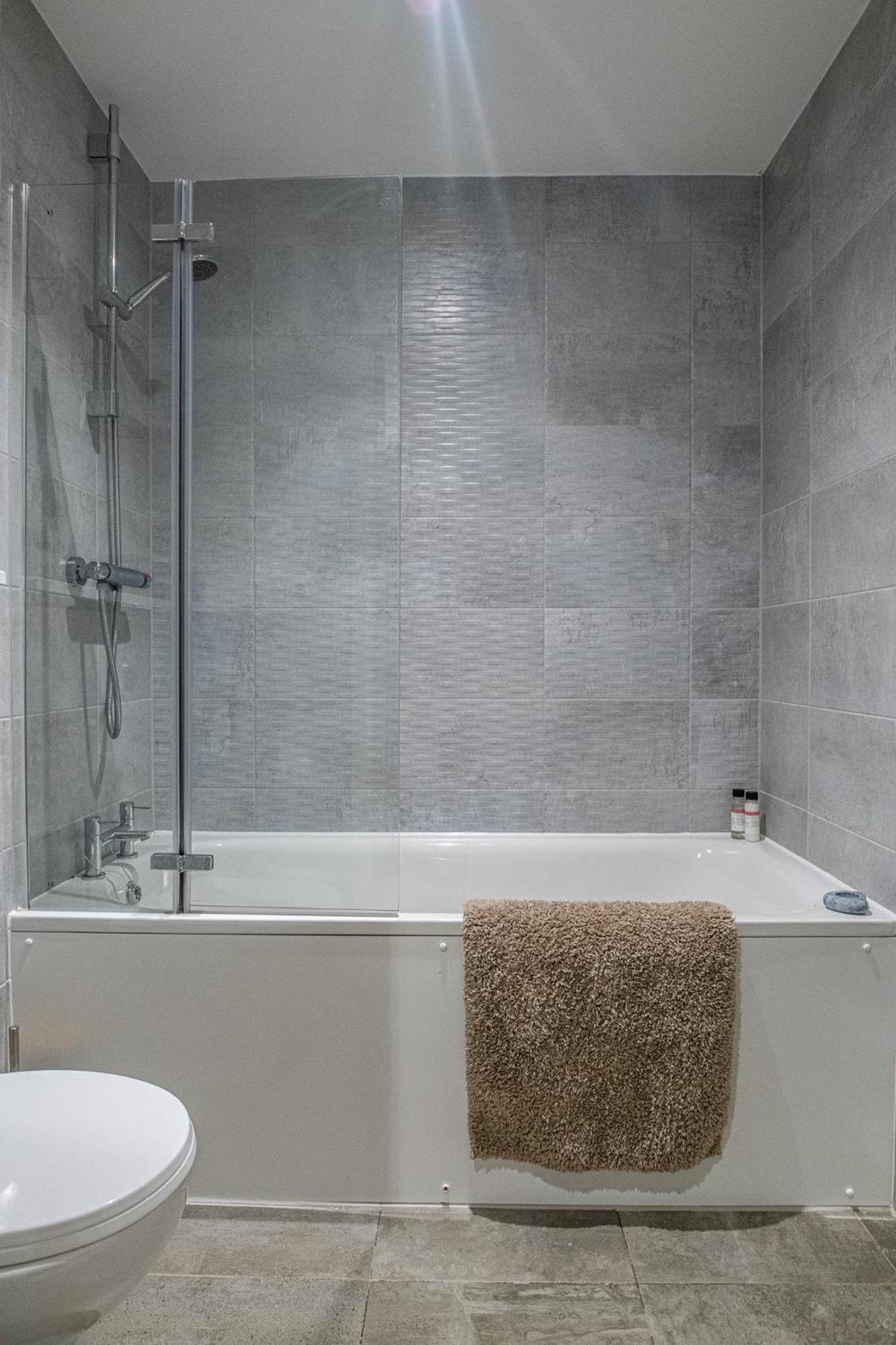 Modern And Spacious Apartment In Salford Quays Манчестер Экстерьер фото
